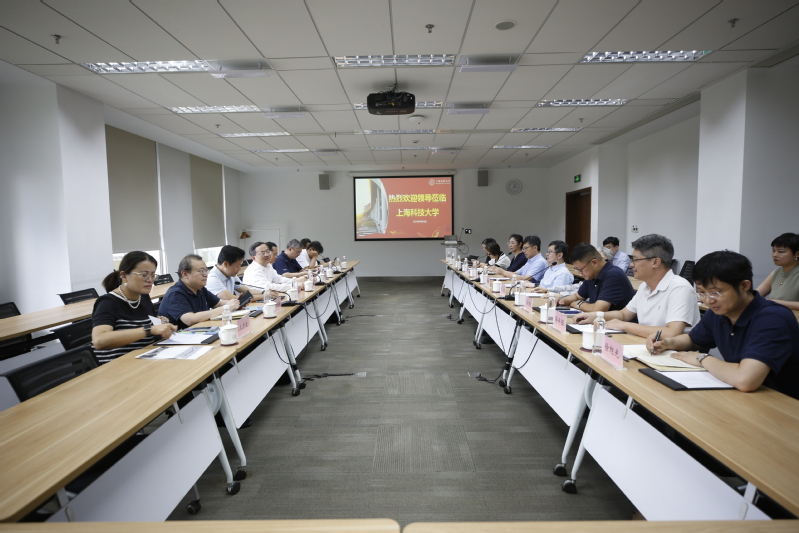 上海市教委主任朱新远莅临上海科技大学调研指导