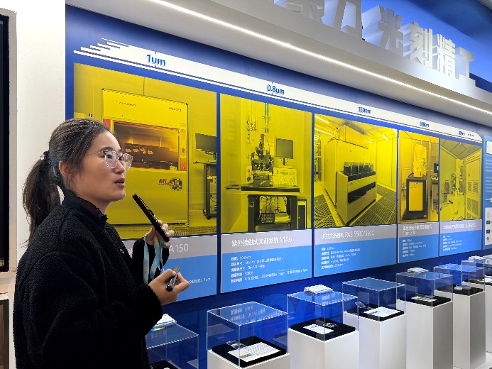 信息学院“微电子器件”课程开展材料器件中心参观实践活动