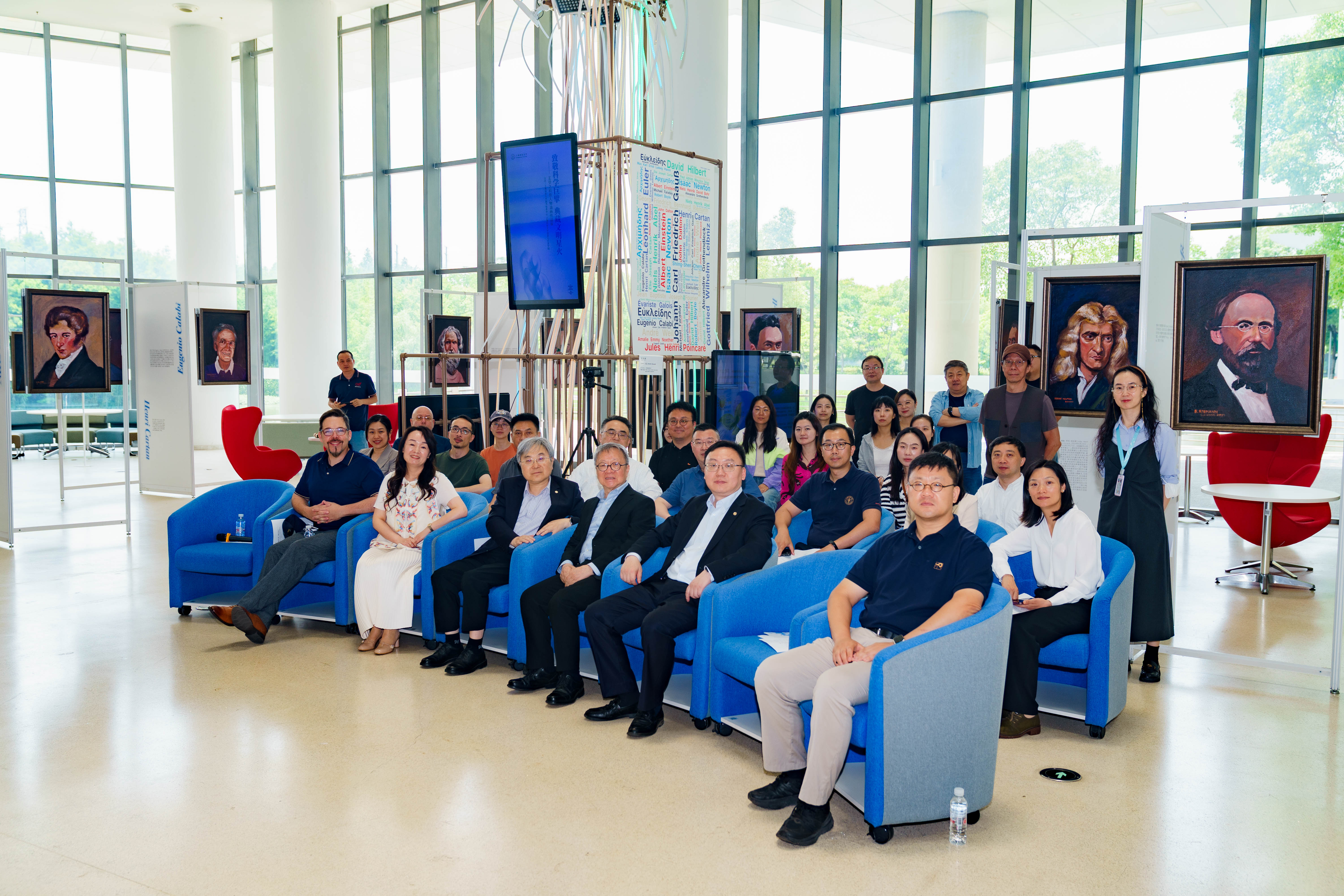 致敬科学巨擘，典藏文明星火 | 王受之科技人物油画作品展暨捐赠仪式在校图书馆举行