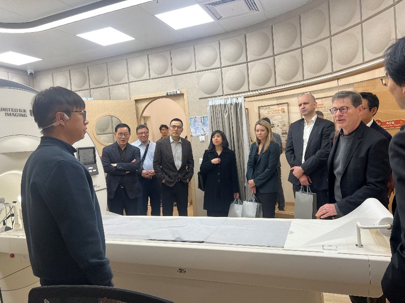 美国麻省总医院马蒂诺生物医学成像中心主任来校访问